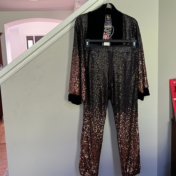 JOHNNY WAS SEQUIN DORIAN KIMONO AND SEQUIN GOLD JETT JOGGER SET. - Picture 2 of 16